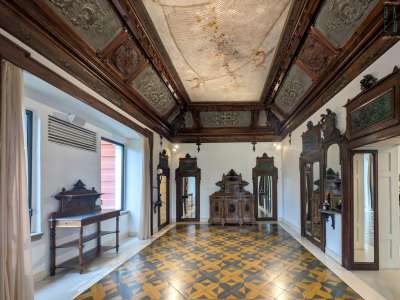 ...per spostarci nell�antica sala pranzo. La regale stanza conserva ancora i mobili di fine �800...